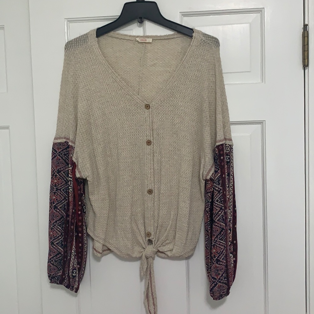 Long sleeve v neck top with tie at the bottom! Size small.